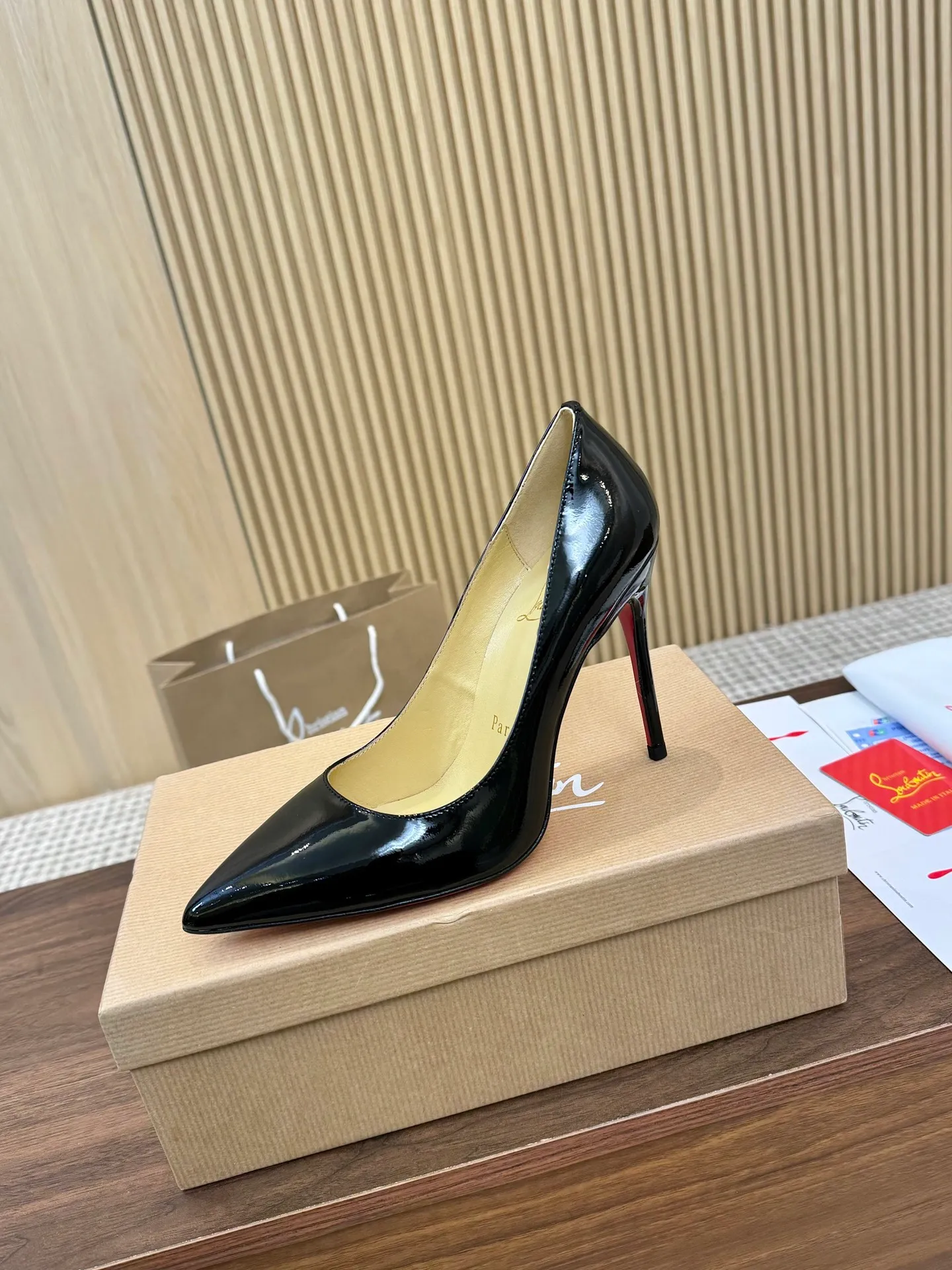 👟👟Ex-factory price 440👟👟 Genuine leather sole +40 Year-round shipment💝Christian Louboutin CL👠 Classic "💎Cow Patent Leather💎Series" noble and luxurious, real blingbling✨ Real materials, all customized by the pattern maker, and the materials are made of original customized materials, achieving the taste of the original 6 color options💍 Upper: imported 👉cow patent leather💪 lining: sheepskin foot pad/lining code number: 34-40.41.42 heel height: two options: 10.5cm and 8.5cm